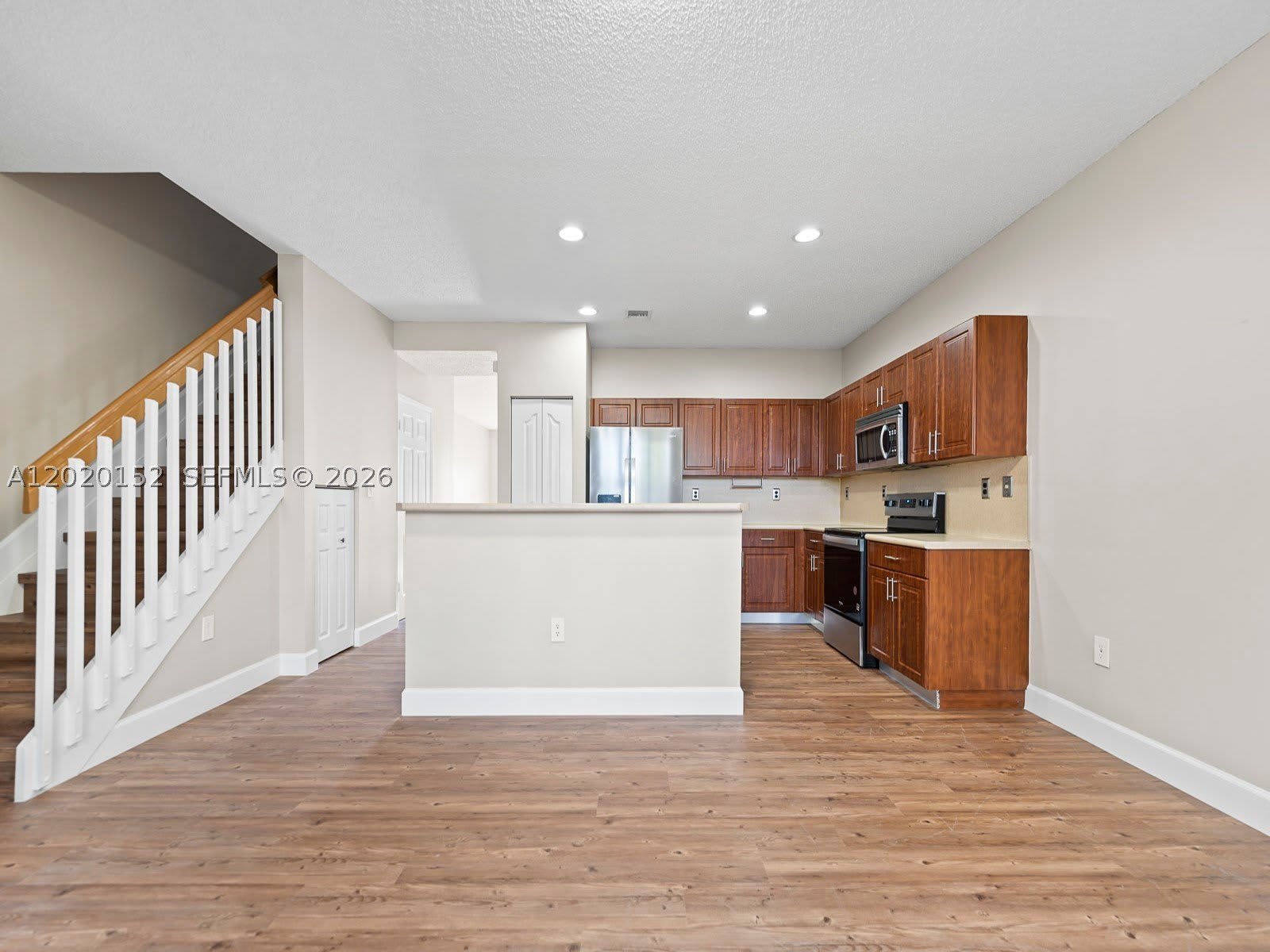 1049 NE 42nd Pl – photo 3