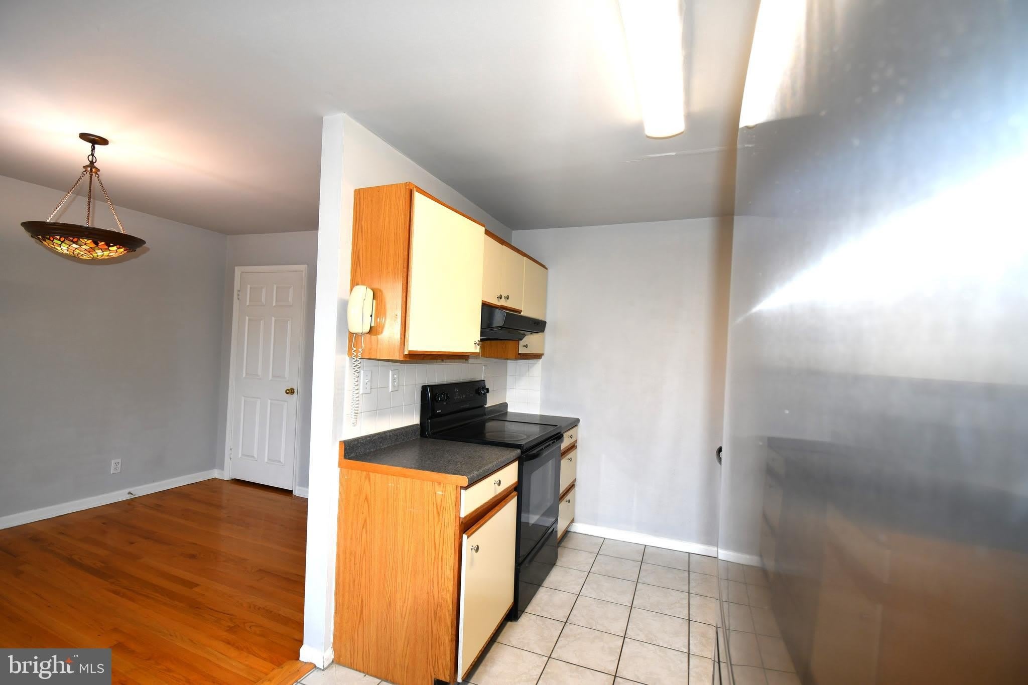 8 W MONMOUTH Street – photo 2