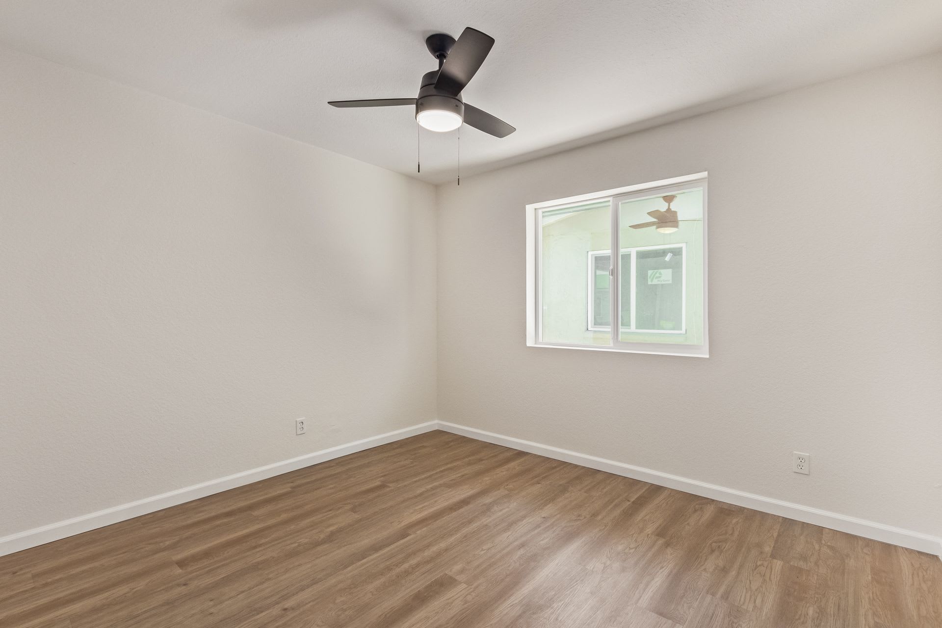 2 Bed 1 Bath with Private Patio – photo 5