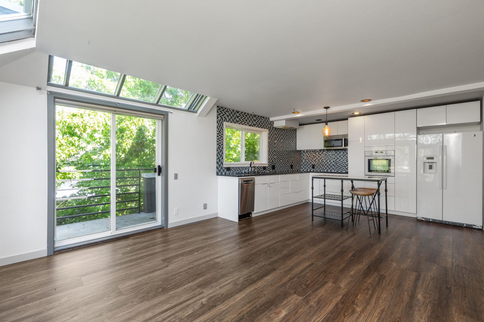 2-Bedroom Queen Anne Condo with Secured Parking – photo 3