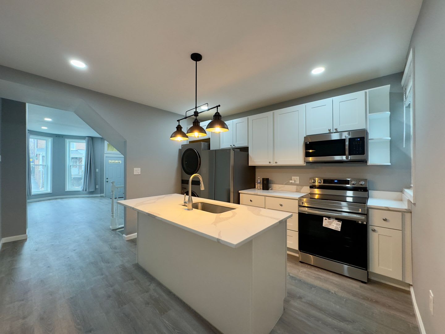 4-Bedroom Townhome W/Modern Amenities – photo 1