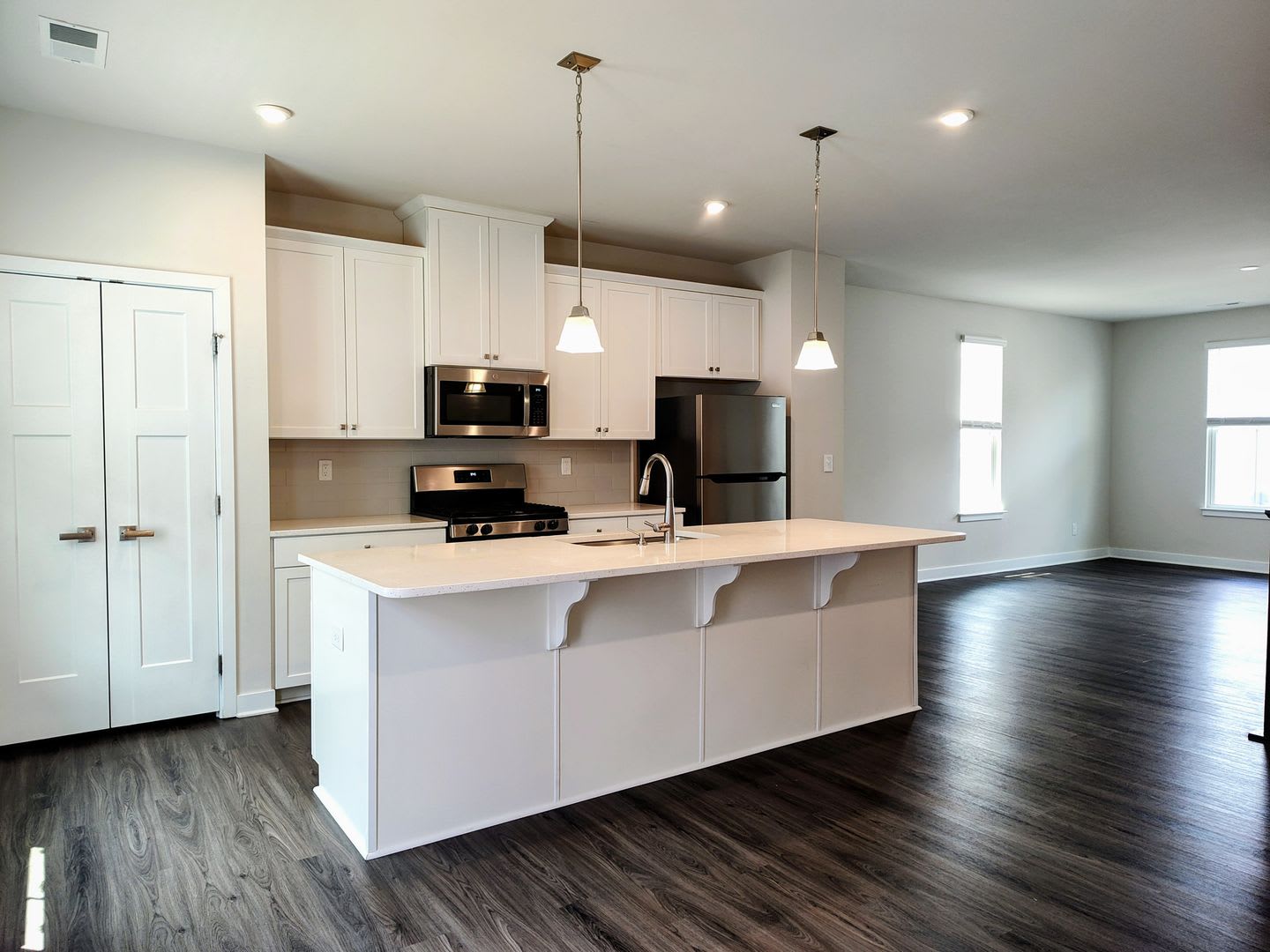 Beautiful End Unit Townhome located in the Towns at Mallard Mills community! – photo 4