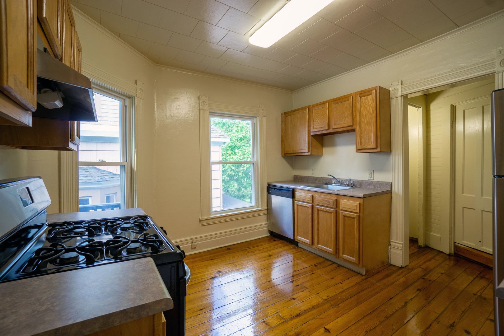 513 Columbus Available 8 1 27 Second Floor Apartment – photo 2