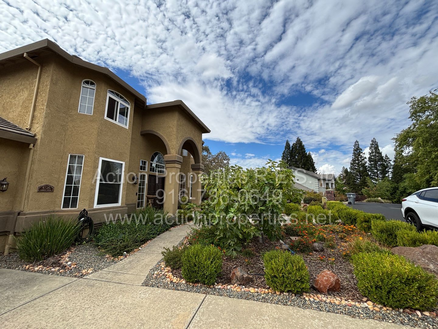 Gorgeous Furnished Villa Tree Lake Village Area 4 Bed 3 5 Bath Beautiful Views Spacious Primary Bedroom With Sitting Area Fireplace Highly Desirable Neighborhood – photo 3