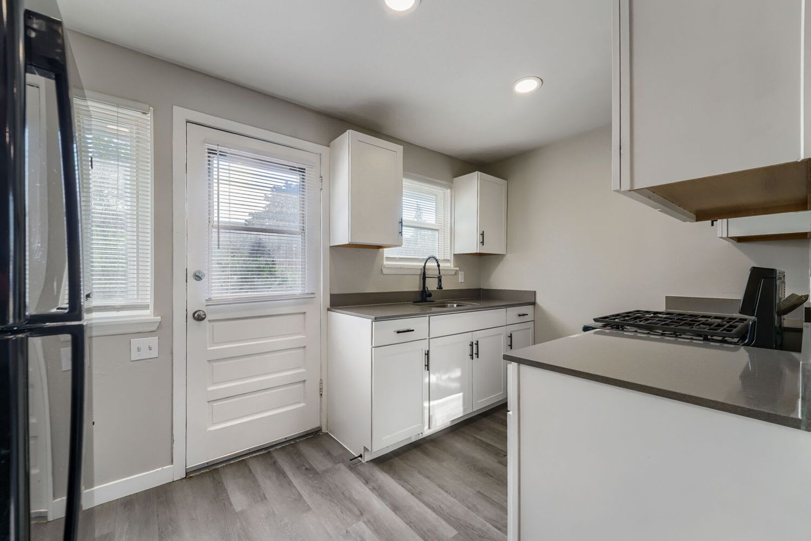 Charming 2bed/1bath Apartments in Lakewood! – photo 2