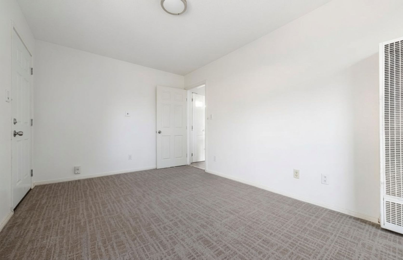 Beautiful Detached 1 Bedroom Home in Lakeside! – photo 4