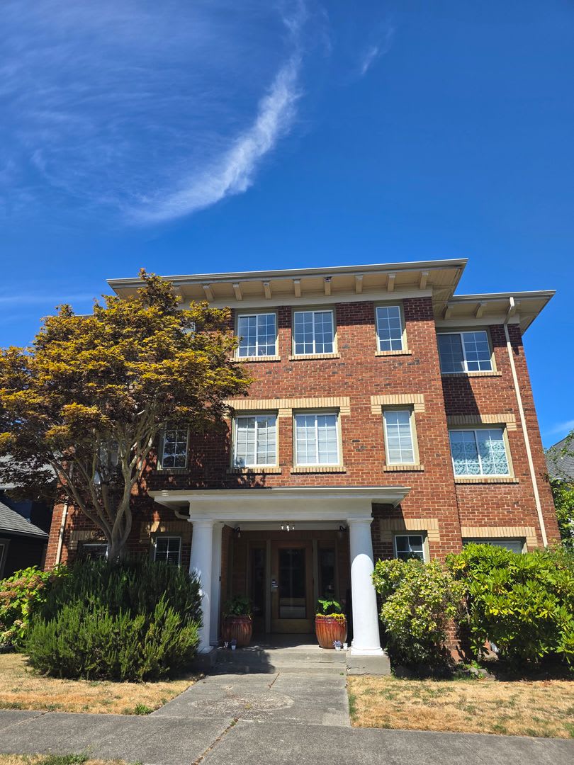 Large 1 Bedroom Historic Condo Top Floor Unit With A Charming Interior Available Now – photo 1