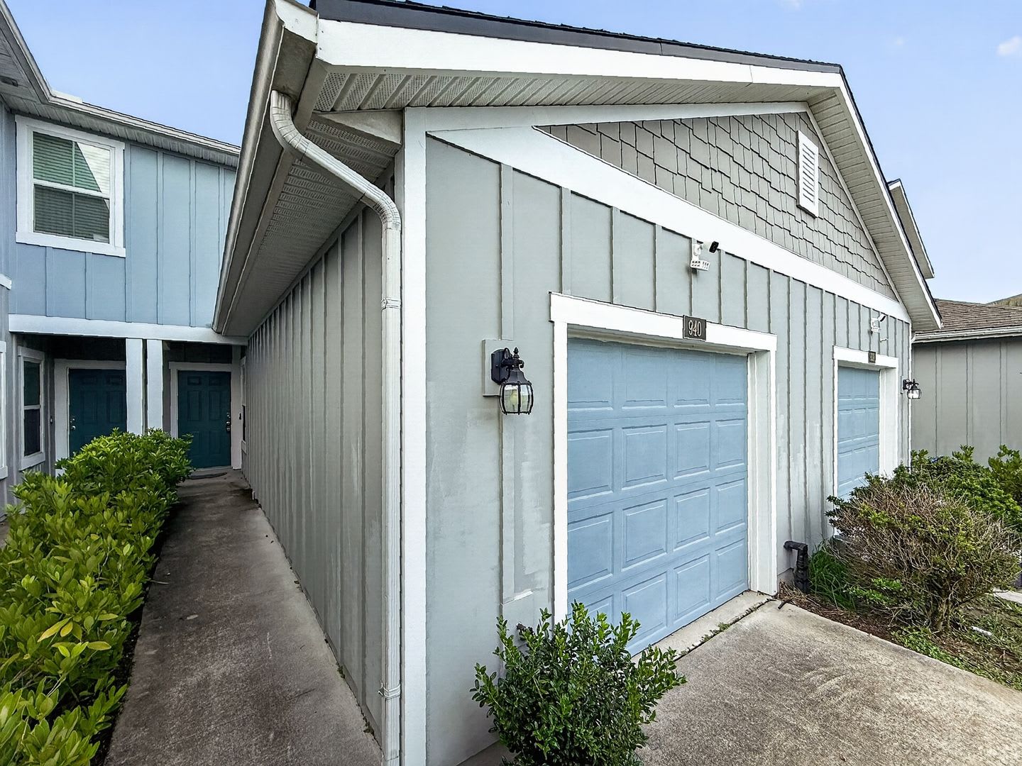 Modern 2 Bedroom Northside Townhome For Rent – photo 1