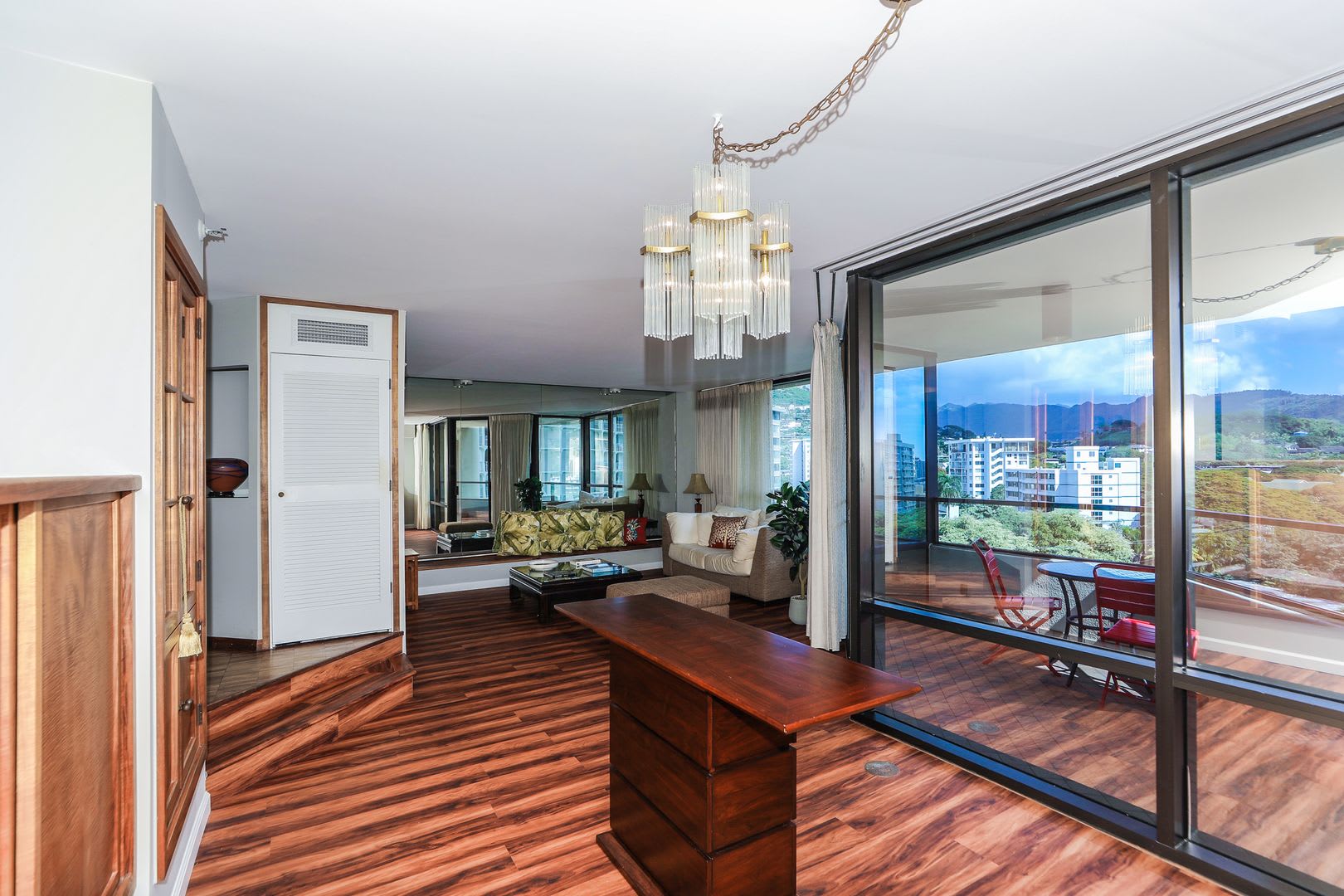 Conveniently Located Spacious 2 2 2 Unit In Luxury Building – photo 4