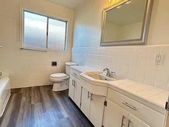 1111 Hobart St – photo 4