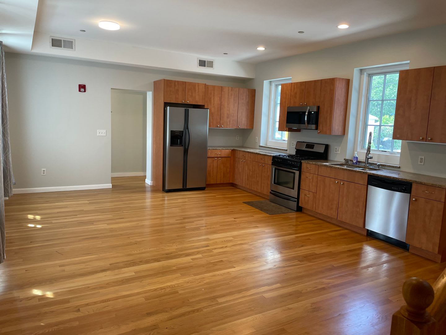 Newly Renovated Townhouse Style Condo for Rent in Providence! – photo 2