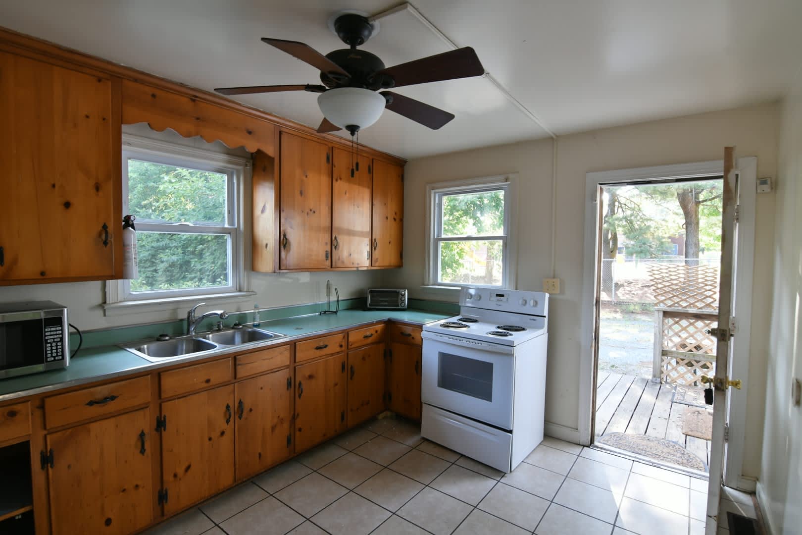 2027 2028 School Year Available 6 Br 3 Bath House Within Walking Distance Of Uva Grounds And The Corner – photo 1