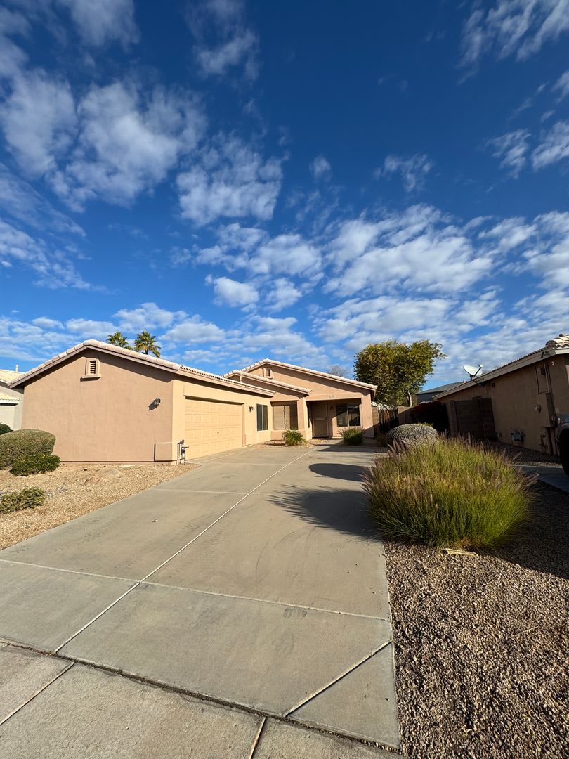 Cozy 3 Bed 2 Bath with Enclosed Den! – photo 1