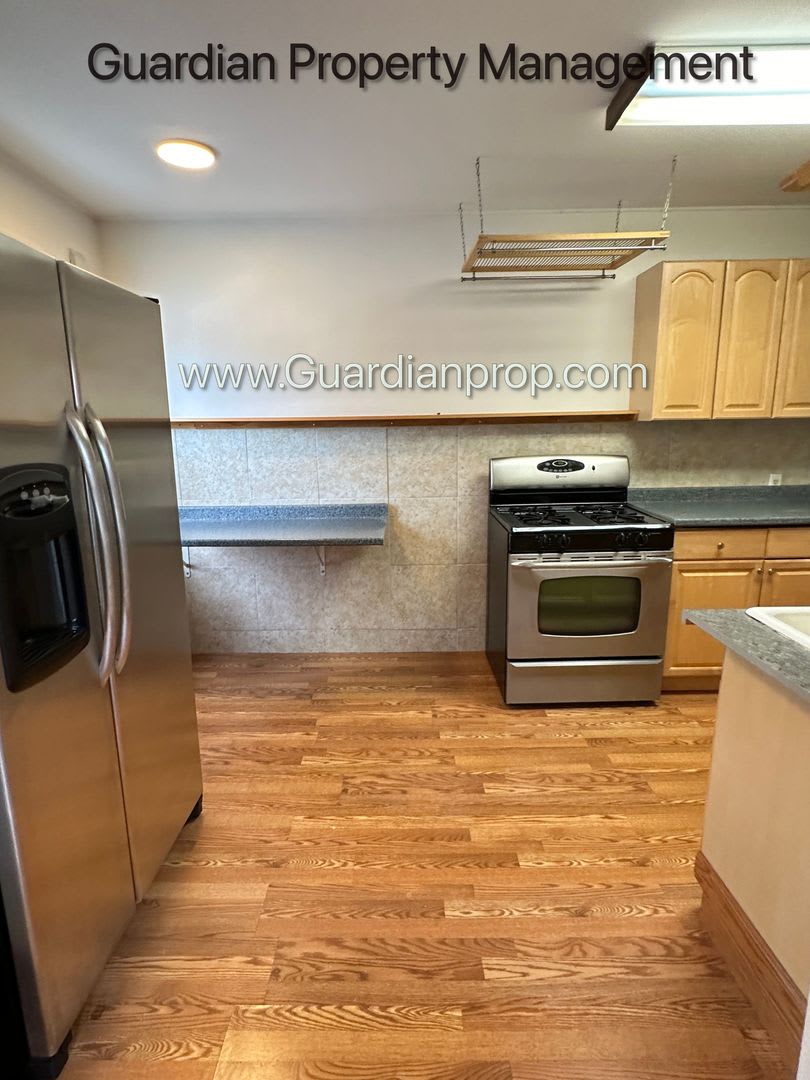 Linden Hills Upper Level Duplex, Sunroom, In Unit Laundry, Dishwasher, Garage Space Included – photo 5
