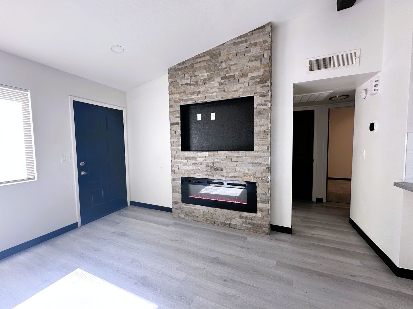Beautifully Renovated Townhome with Private Yard & Modern Finishes – photo 5