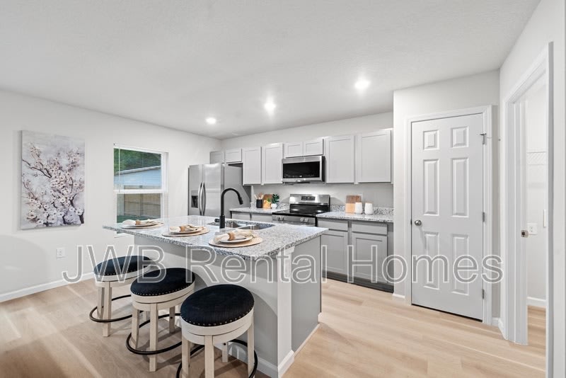 2954 Thomas St – photo 2
