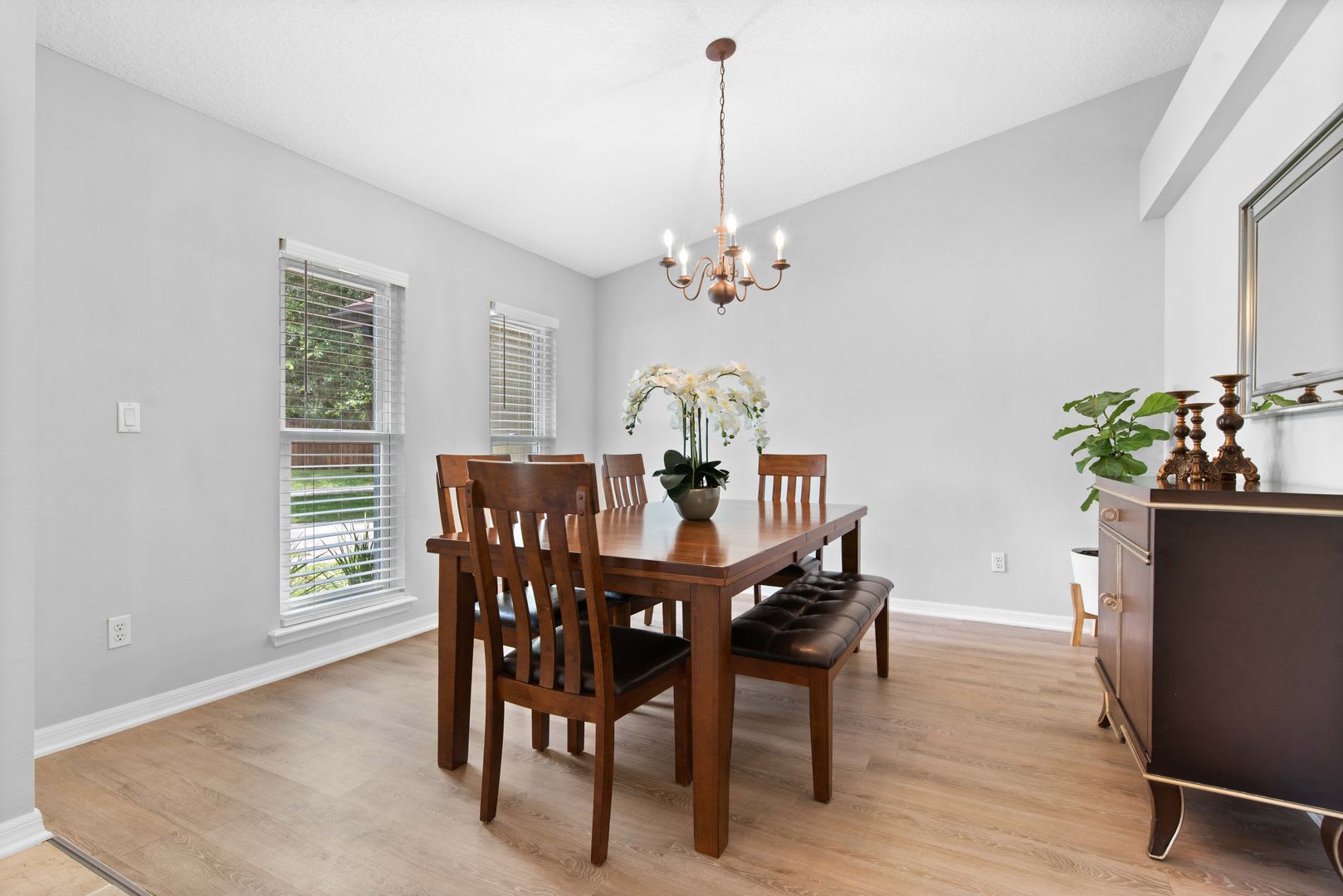 Cul De Sac Home With Fenced Backyard Screened Porch Lawn Care Included – photo 5