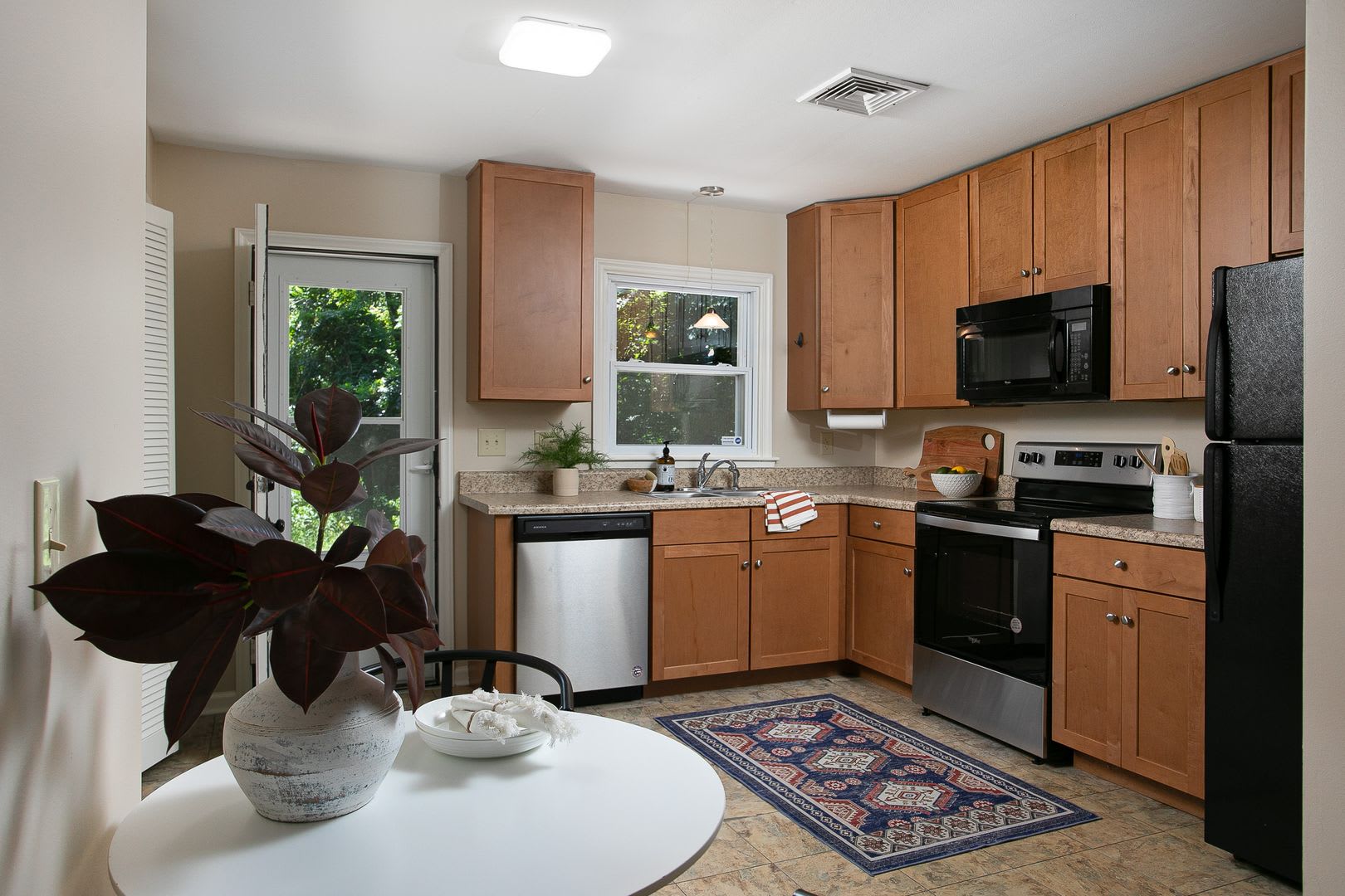 Spacious 1 Bedroom Duplex close to UNC Campus – photo 4