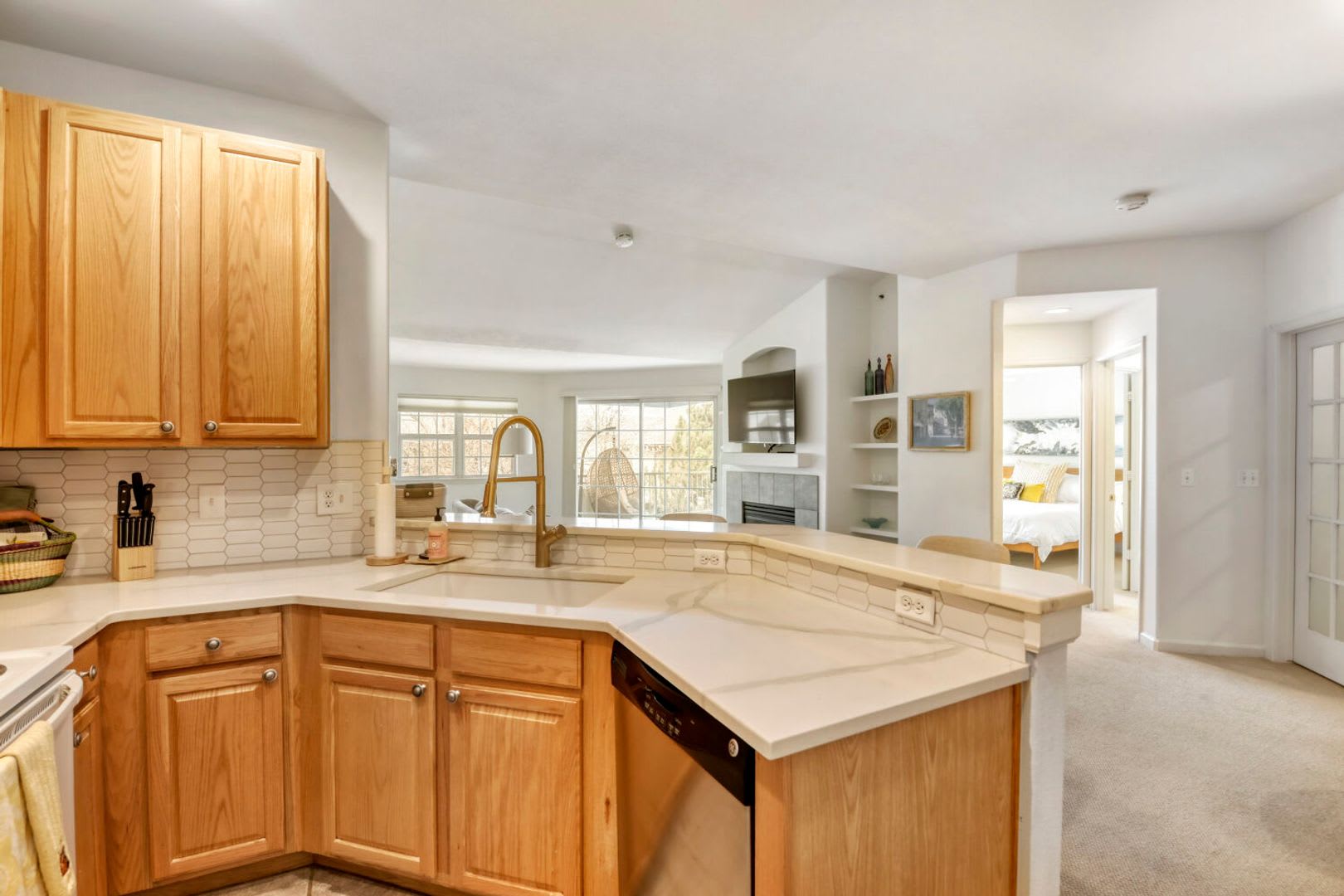 Top-Floor Serenity: Bright & Modern Fully Furnished Boulder Retreat – photo 5