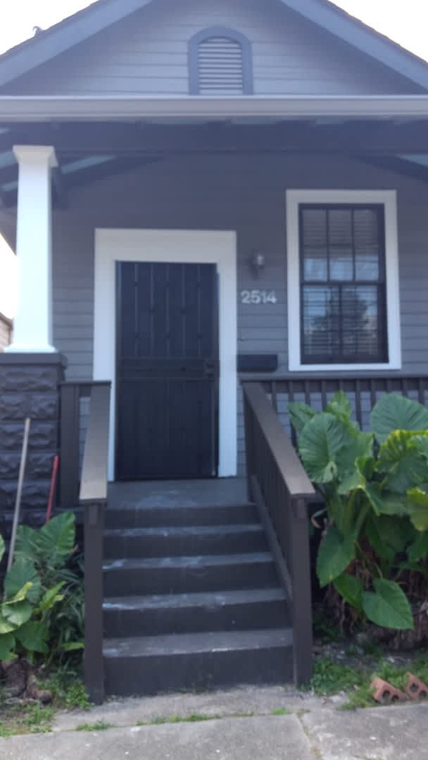 SINGLE FAMILY HOME! Mid-City 2 BR/1 BA rental with backyard. – photo 2
