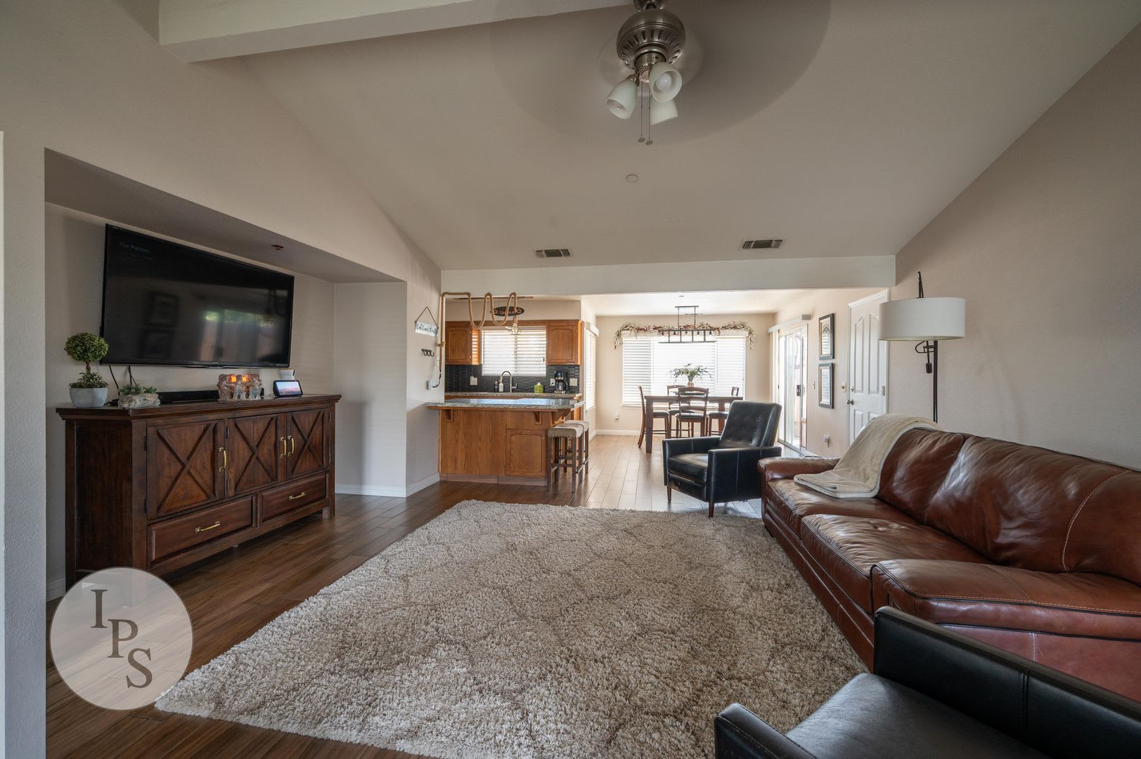 Charming Gated 2-Bed Condo with Attached 2-Car Garage & Water/Garbage Included in Prime Fresno Location – photo 4