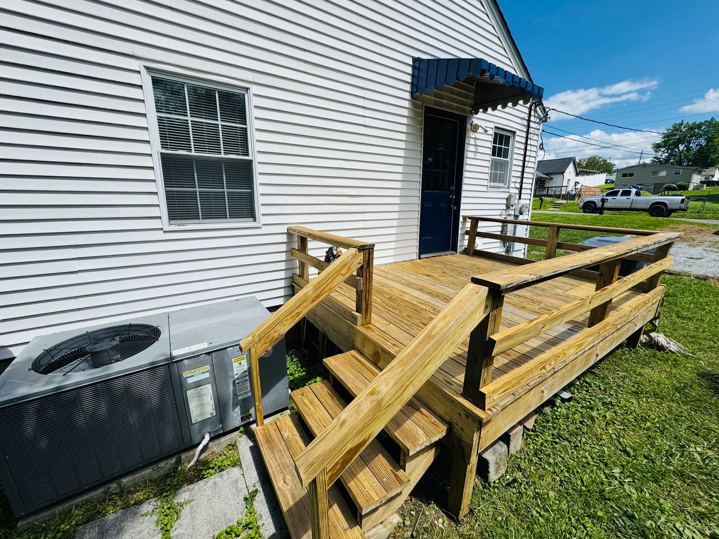 2 Bed, 1 Bath house w/ large level yard and laminate floors – photo 3