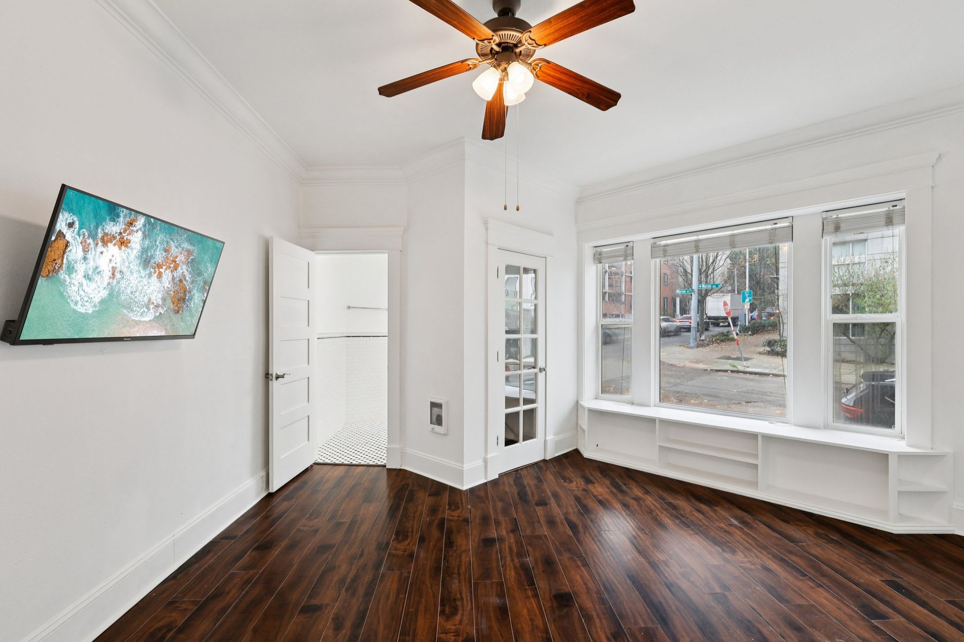 Center View – photo 3