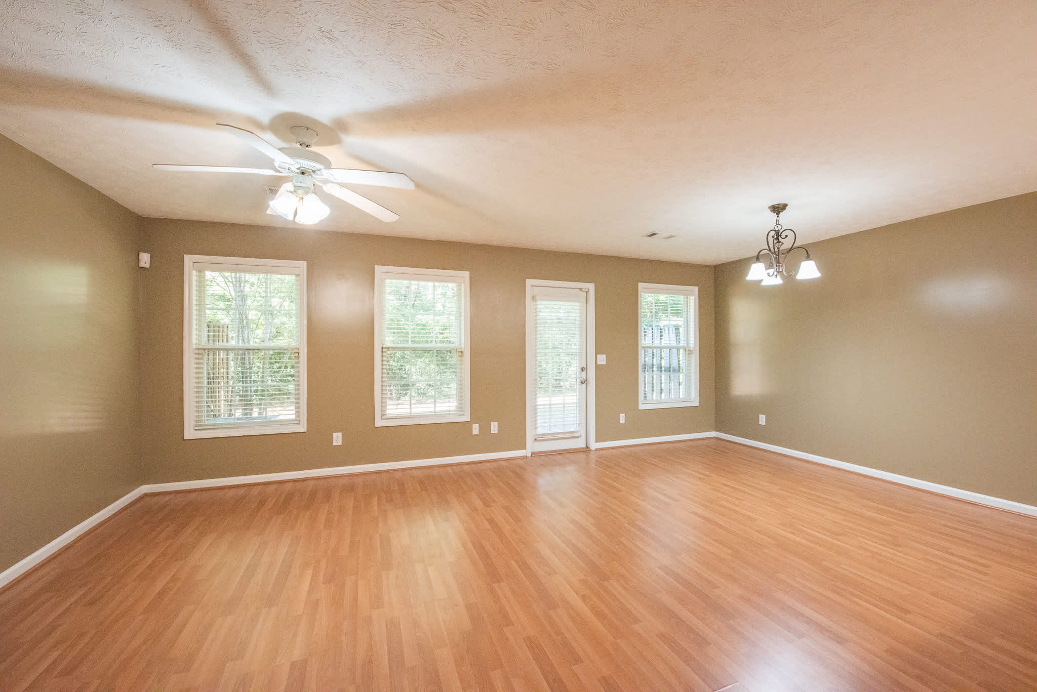2428 E University Dr Apt 910 – photo 2