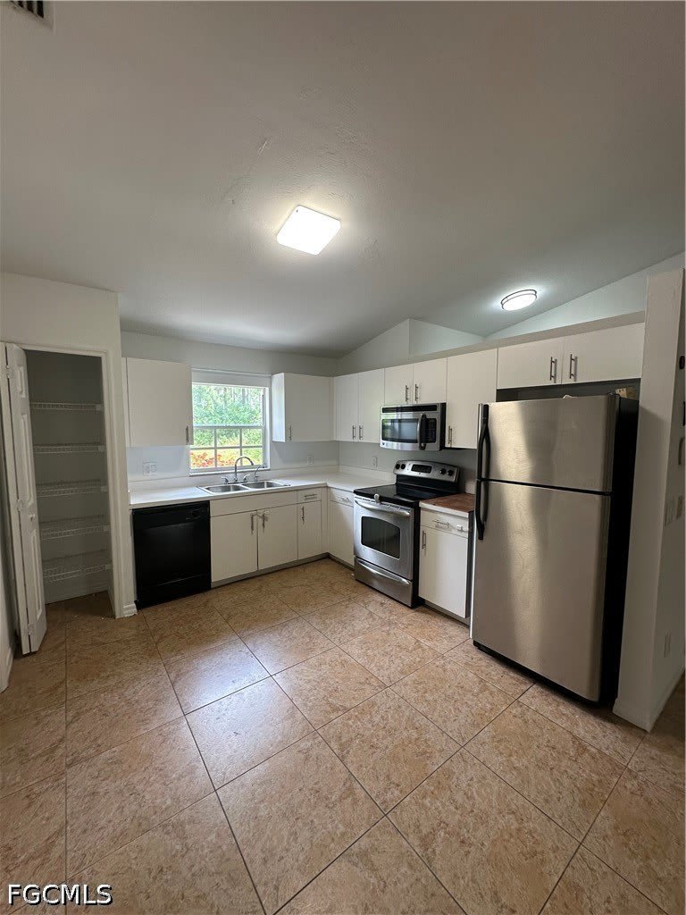 4025 10th Avenue NE – photo 2