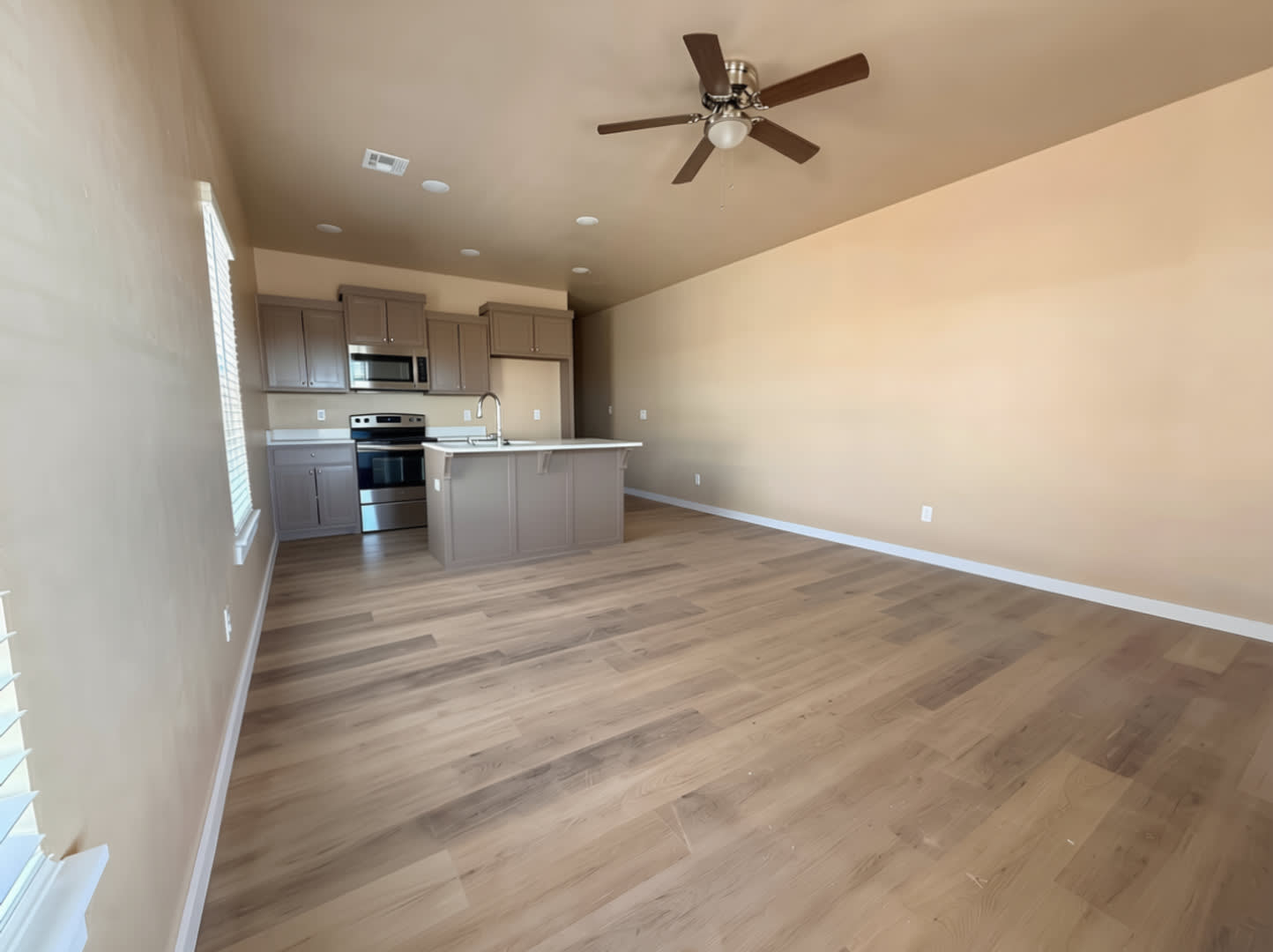 Modern 2-Bedroom Duplex Unit – photo 3