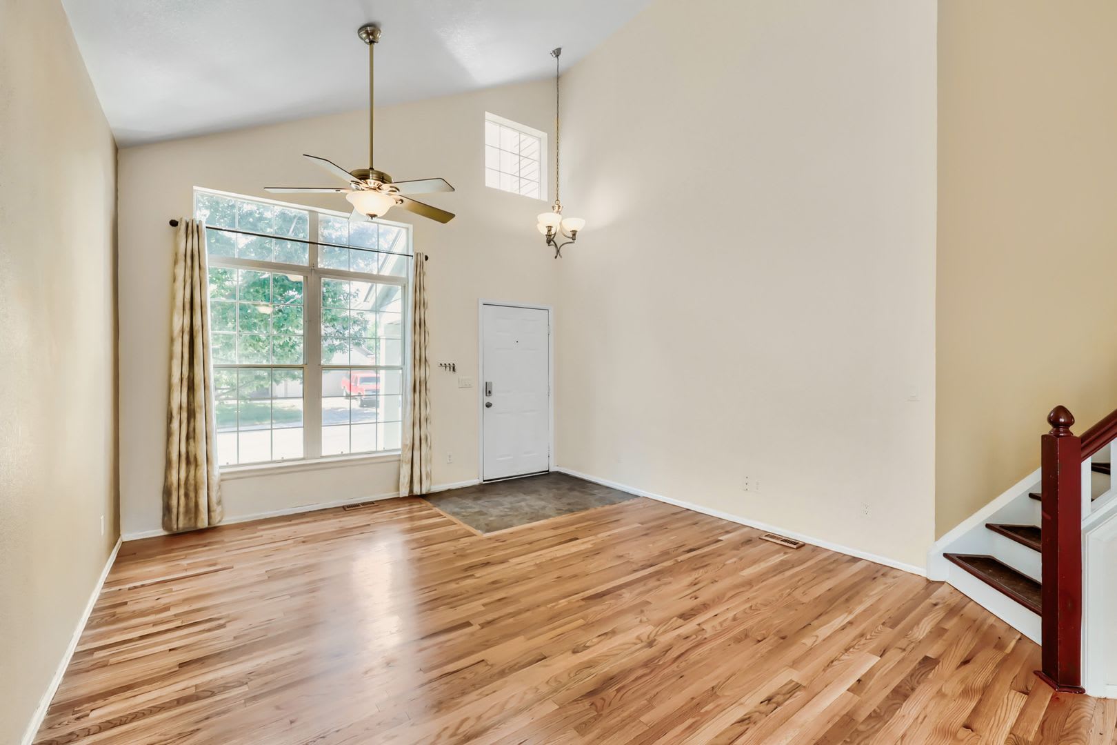 Evolve Real Estate: Meticulous Executive 4 Bedroom Up Plus Finished Basement Apartment Available NOW! – photo 2