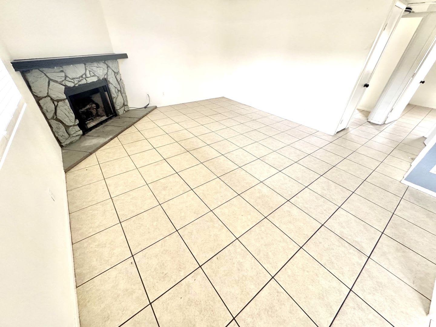 Charming and move-in ready 2-bedroom, 2-bathroom first-floor condo in a convenient Las Vegas location – photo 2
