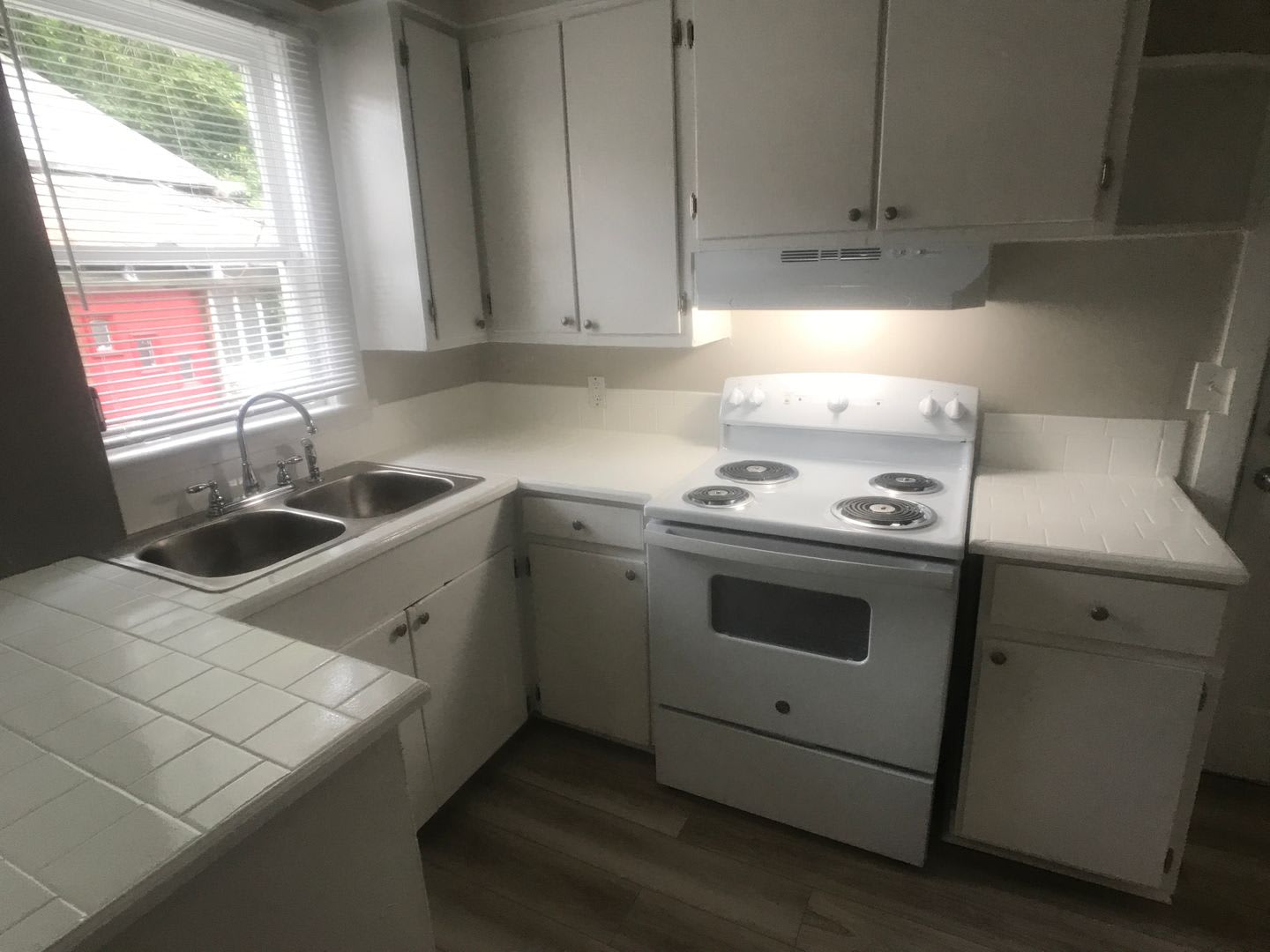 Hassle-Free Move-In — No Deposit + First Month Free! Three Bedroom Home Near Daffin Park – photo 3
