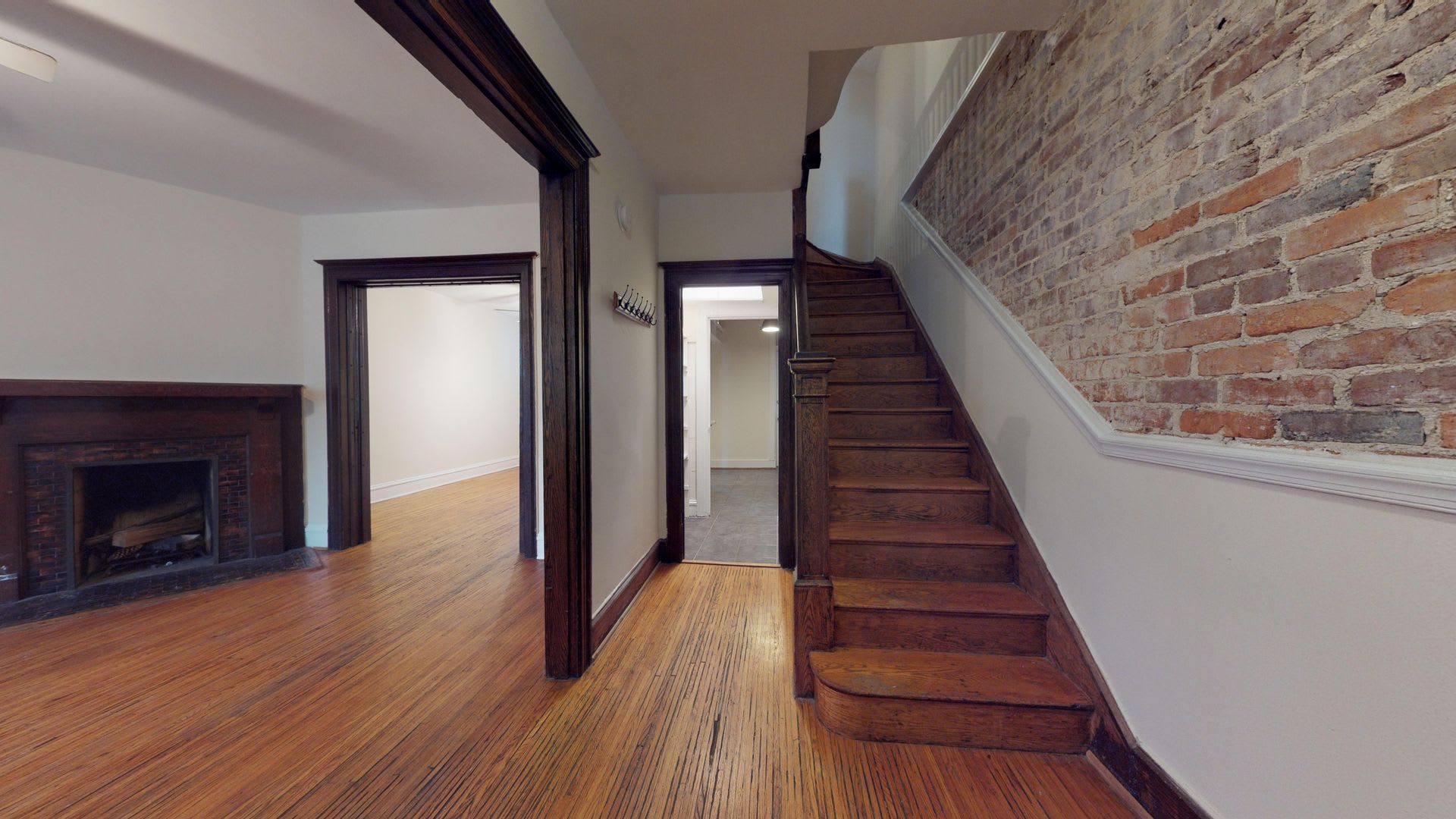 Large 4 Bedroom, 2 Bath House with Hardwood floors, walk in closets and more! – photo 3