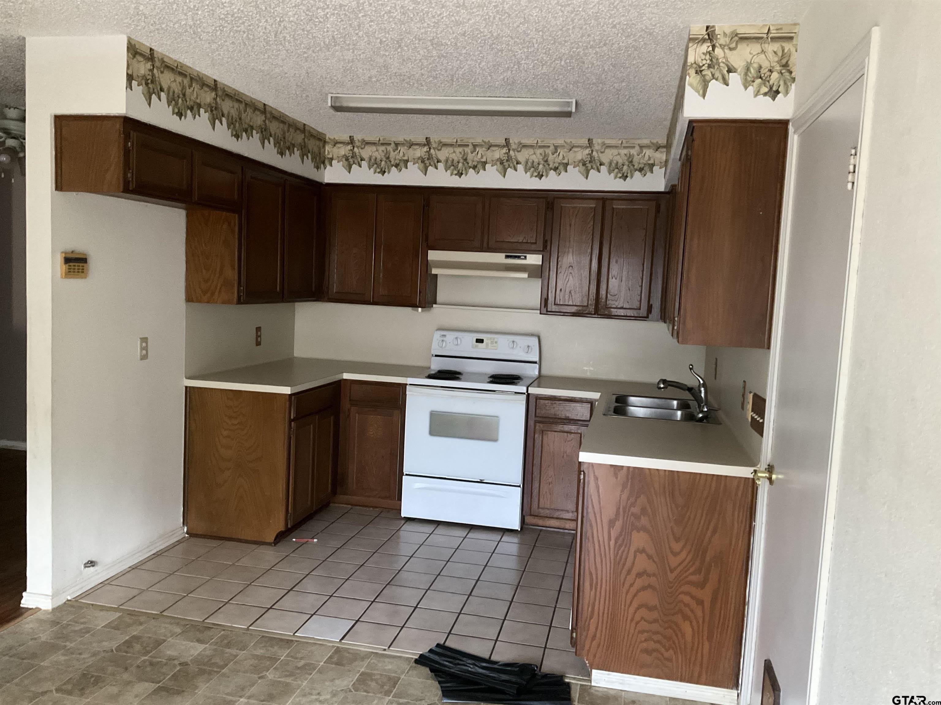 8307 Garrett – photo 5