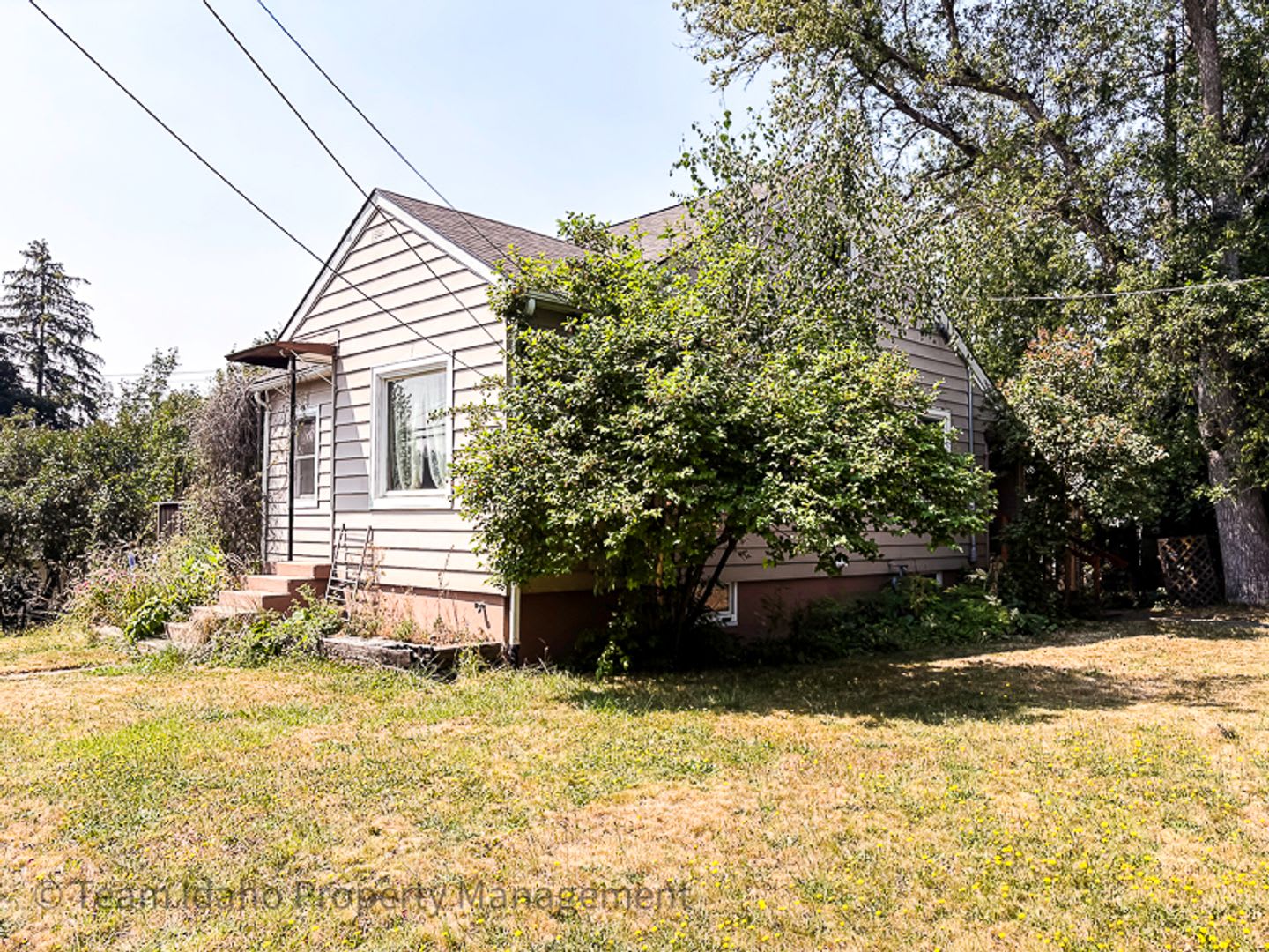 Darling Single Family Home on a Large Corner Lot – photo 2
