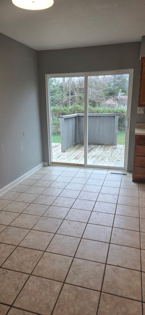 JUNE MOVE-IN-SPECIAL 1st Month Rent $1000 3bed/ 1.5 ba Duplex – photo 2