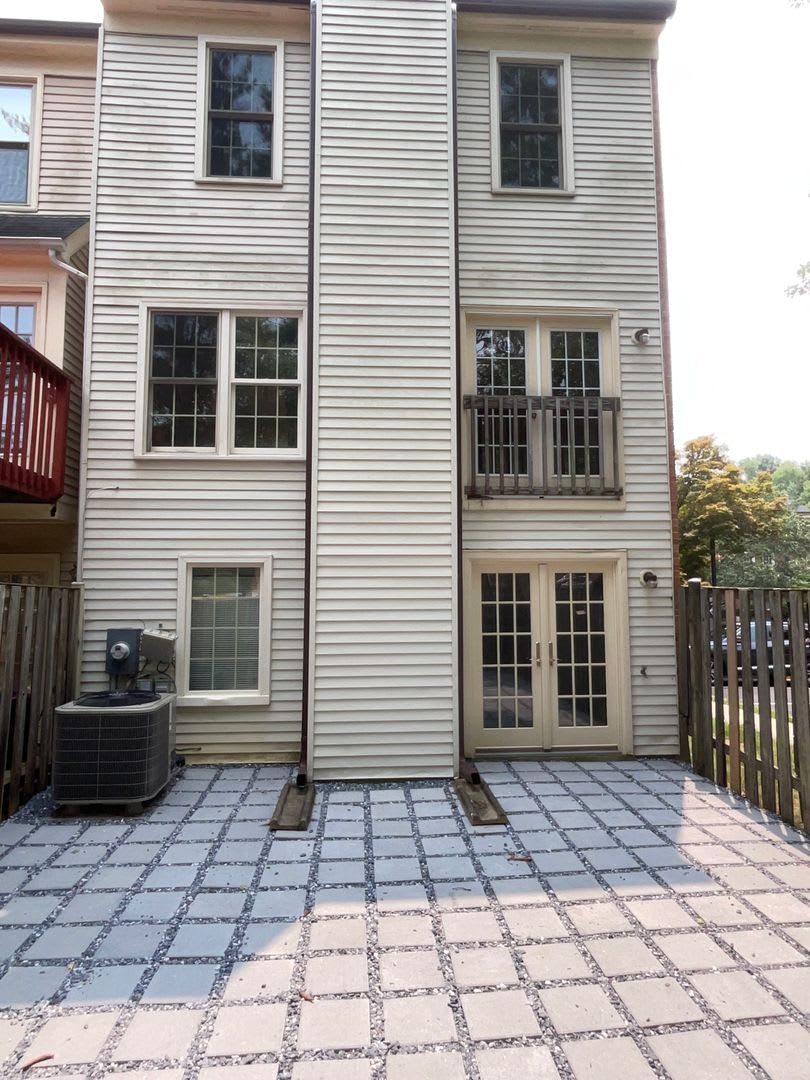Gorgeous 3Br 2 Full Bath 2 Half Bath End Unit Townhome Located In The Woodmont Place Community Of Rockville – photo 3