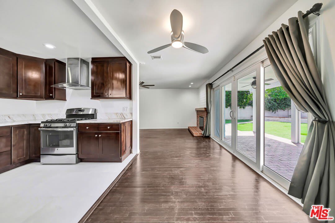 23008 Hamlin St – photo 5