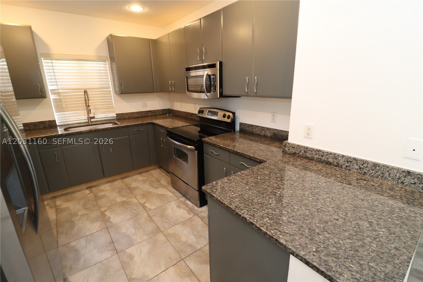 609 NE 28th St – photo 2