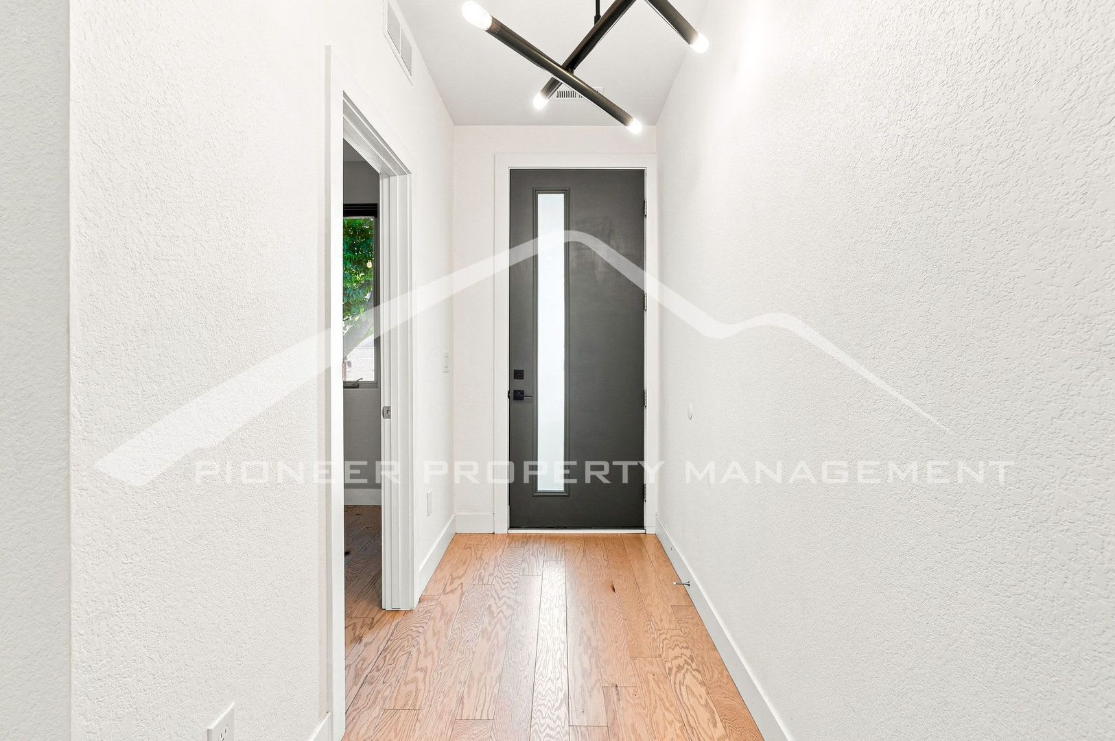 Gorgeous Townhouse with Central AC and Rooftop Deck – photo 3