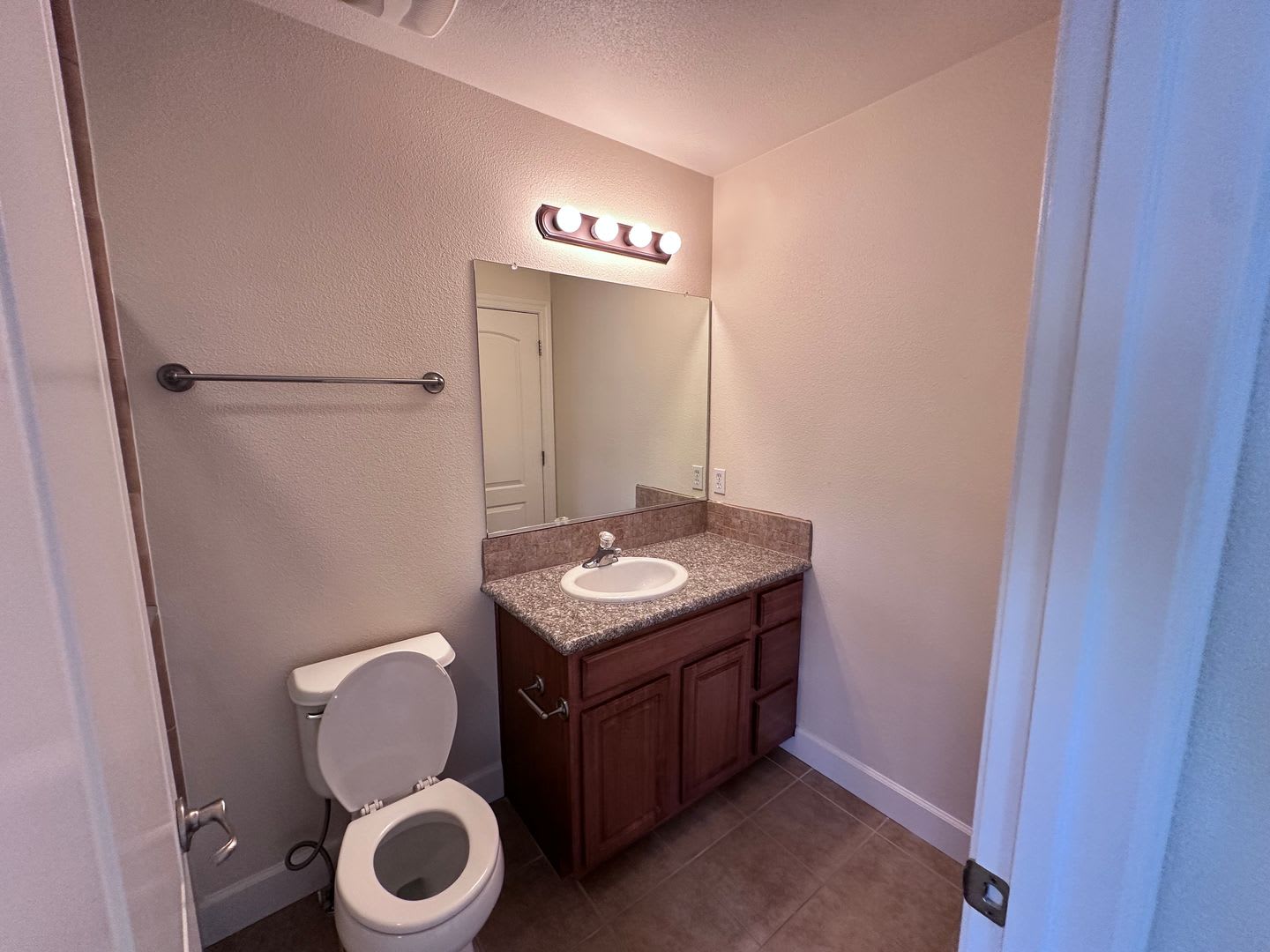 165 Lancaster Dr Apt 2 – photo 3