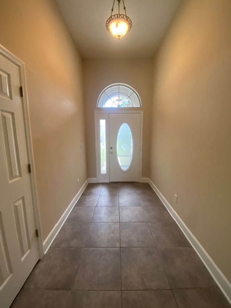 Like-New 4/2/2 with Screened-In Porch & New Carpet! – photo 3