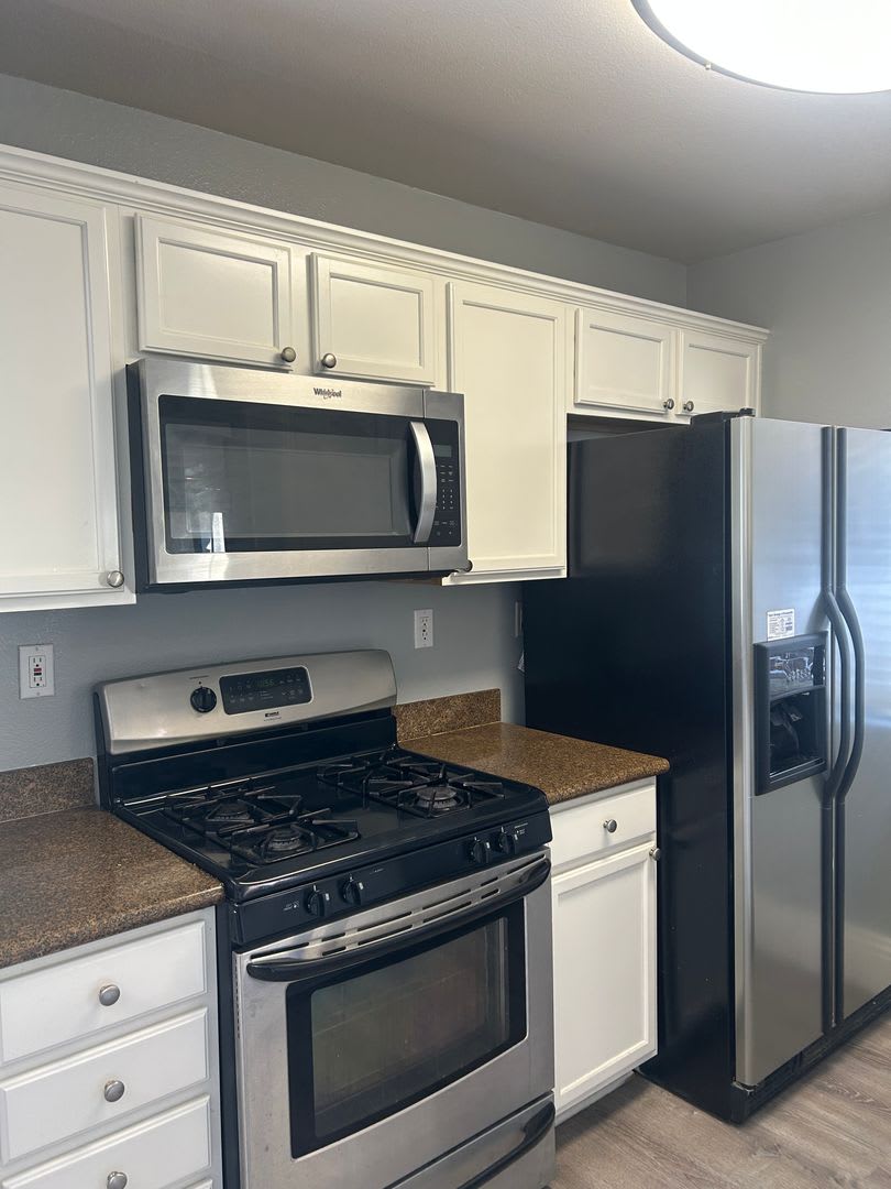 HUGE 2 bed Luxury condo, AC, W/D, tons of upgrads move in specials! – photo 3