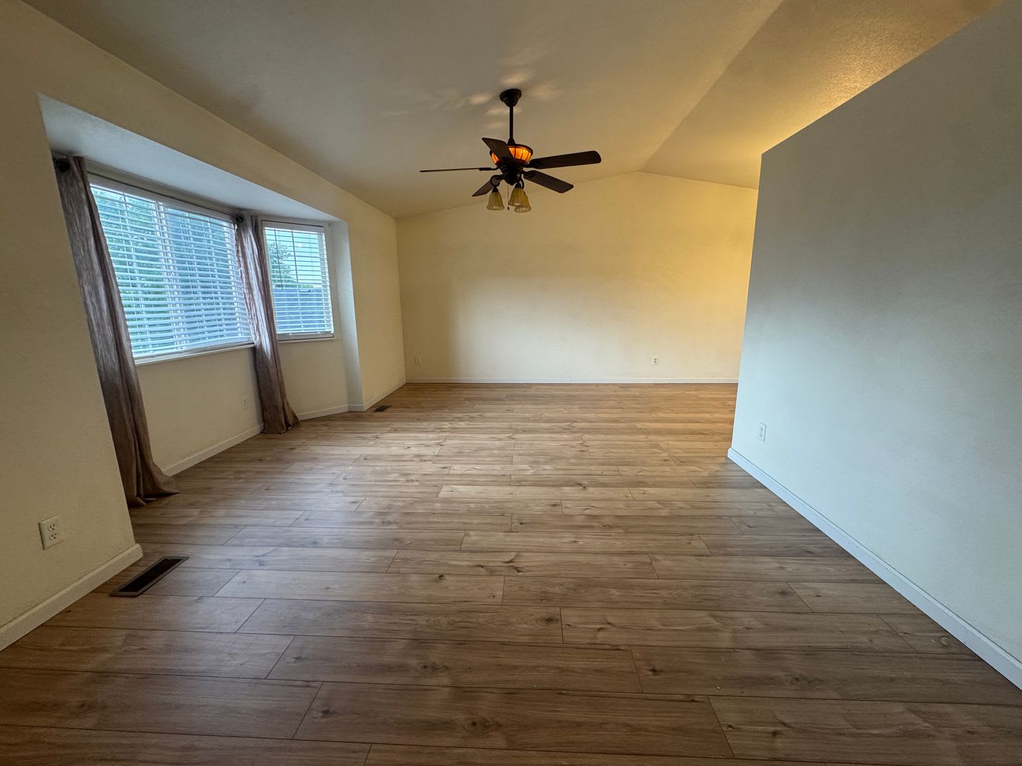 Spacious 5-Bedroom Home with Bonus Entertainment Room & Low-Maintenance Yard – photo 2