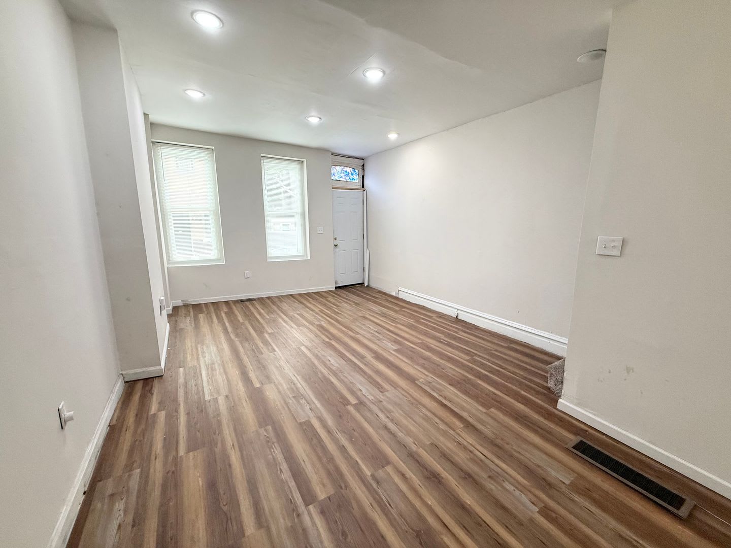 Stunning 2-Bed Townhome Near Temple University! Available NOW! – photo 4