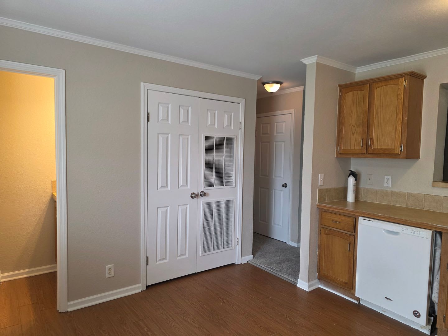 Bright & Refreshed 3BR Townhome Ready for Move‑In – photo 4