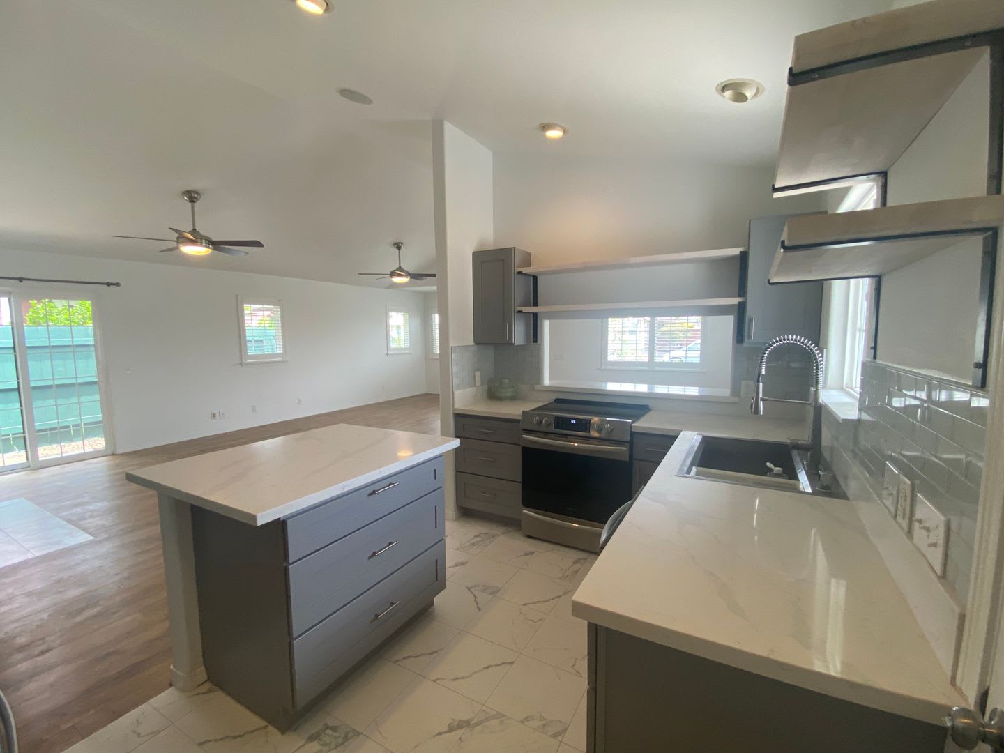 The Heart of Waimea 3BR/2BA with AC, Vaulted Ceilings, and Yard Service! – photo 4