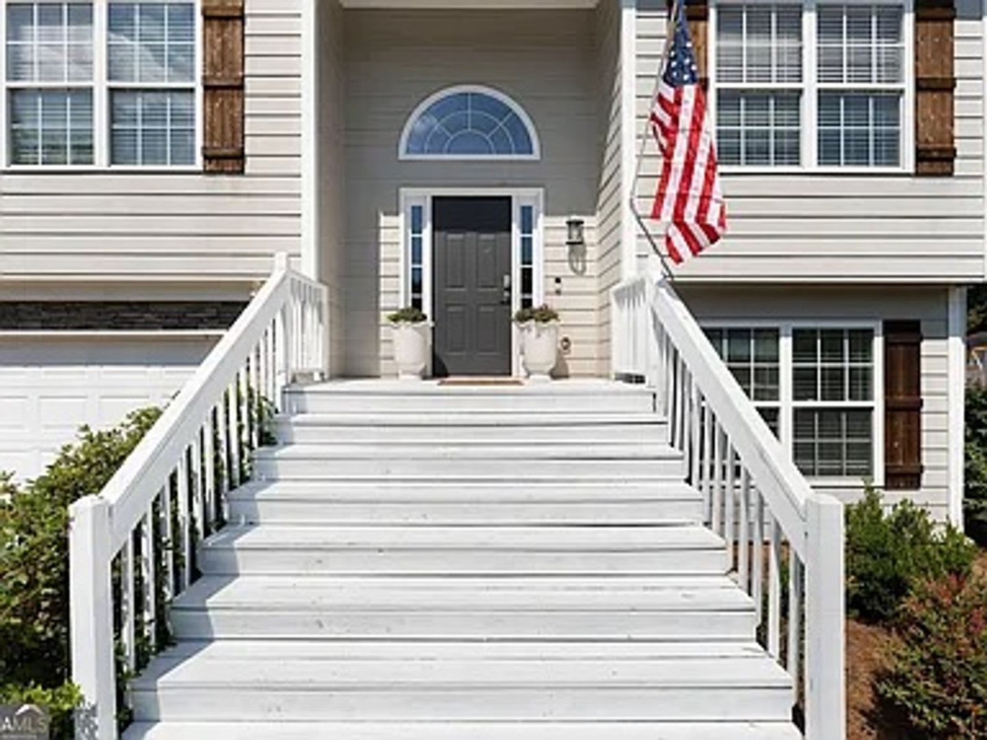 Gorgeous Newly Renovated and Sprawling Yard – photo 3