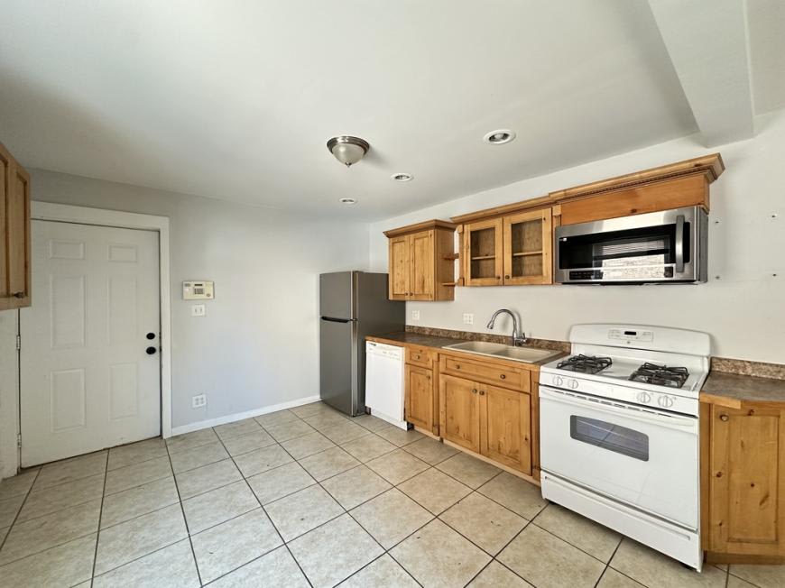 2456 Clybourn – photo 3